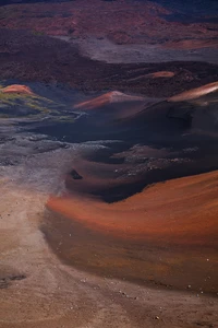 Lebendige Geologie einer mehrfarbigen Vulkanlandschaft