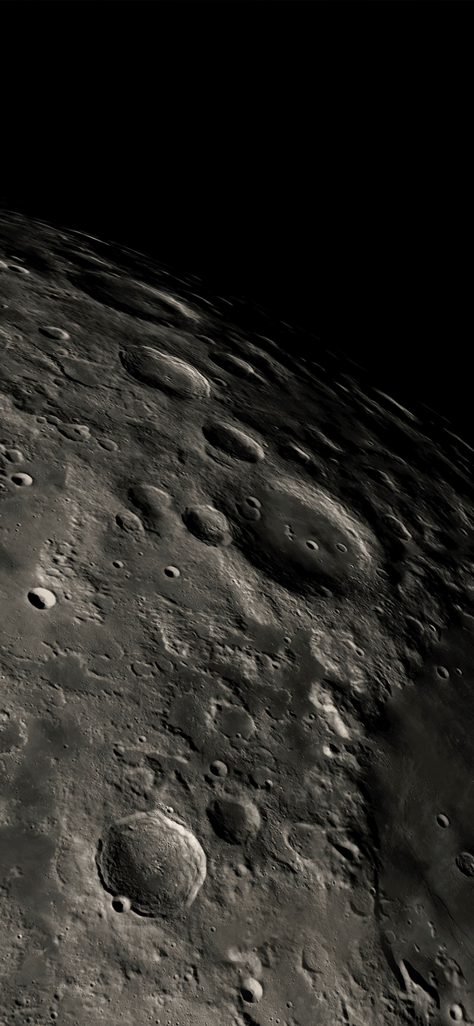 Um close-up de uma foto em preto e branco da lua (maçãs, atmosfera, lua, cinza, objeto astronômico)