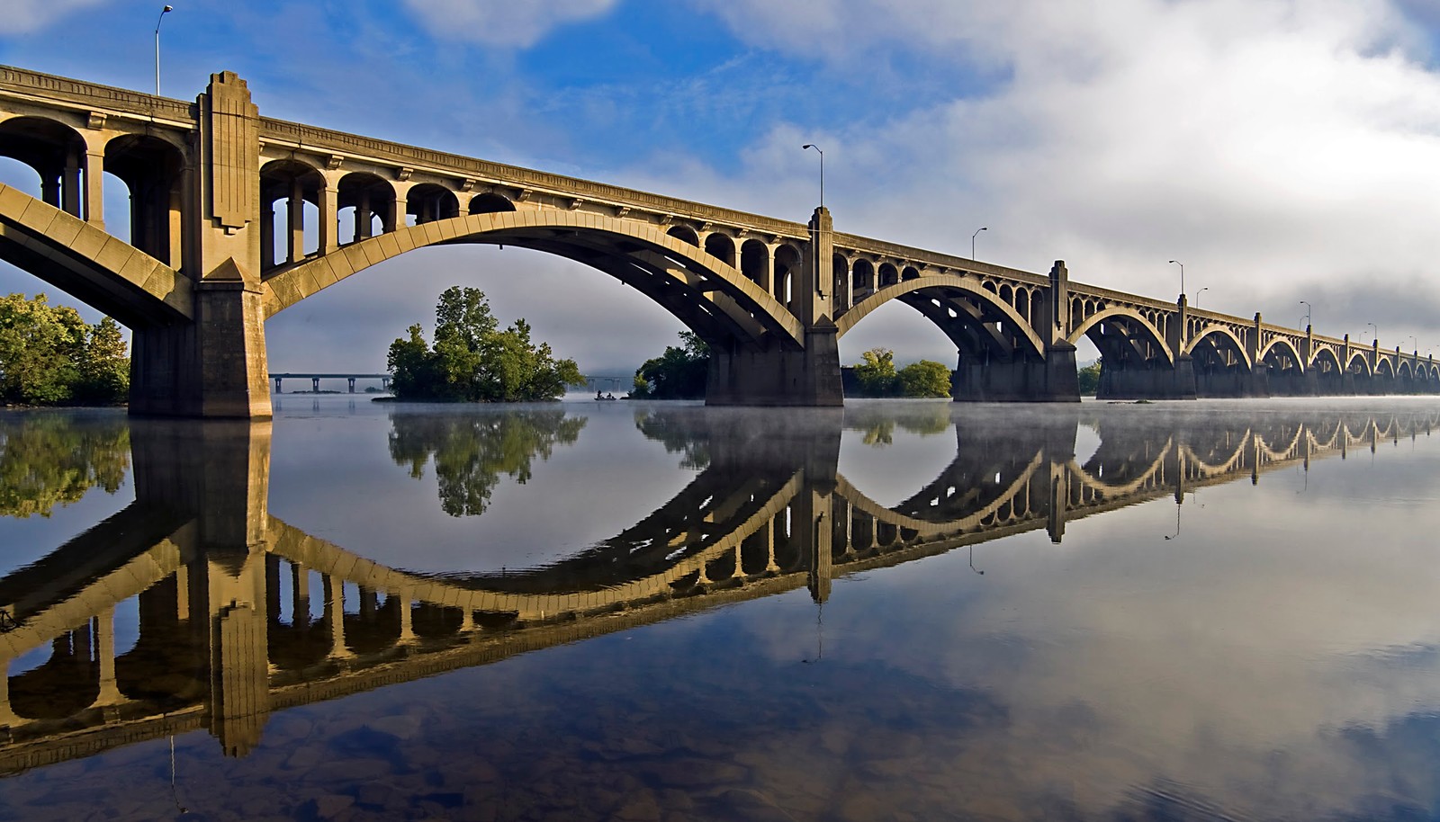 Giraffenbrücke über einen fluss mit einer reflexion des himmels (brücke, bogenbrücke, reflexion, viadukt, fluss)