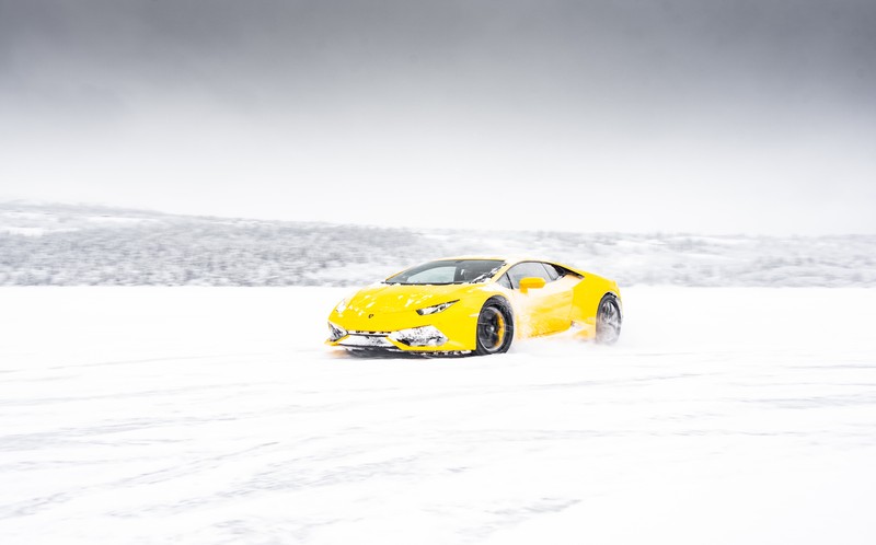 Жёлтый спортивный автомобиль едет по снежной дороге (lamborghini aventador, спортивный автомобиль, lamborghini, машина, ламборгини мурсиелаго)