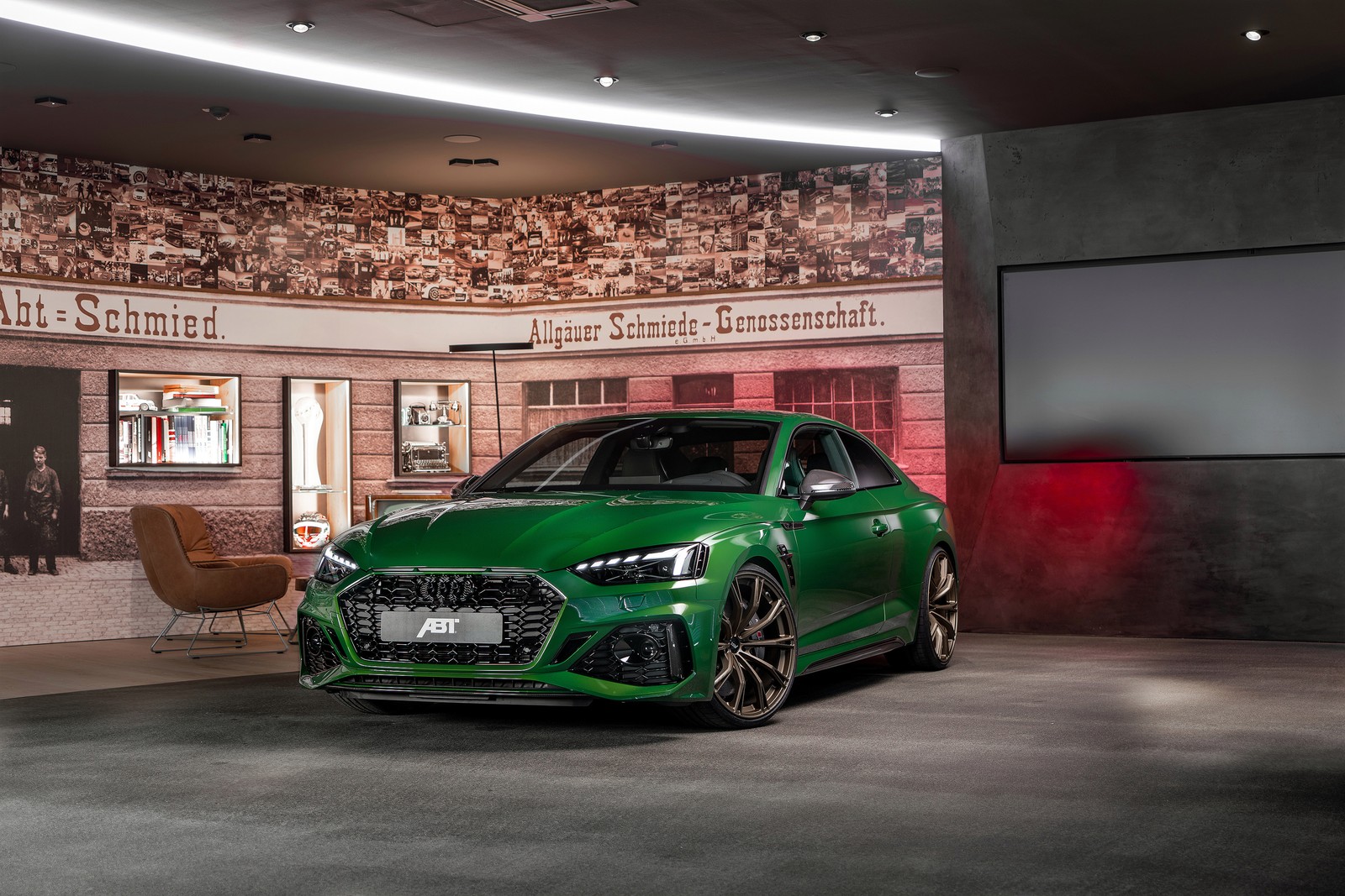 Ein grüner audi rs3, der vor einer großen wand parkt (abt audi rs 5, coupé, 2021, autos, 4k hintergrund)