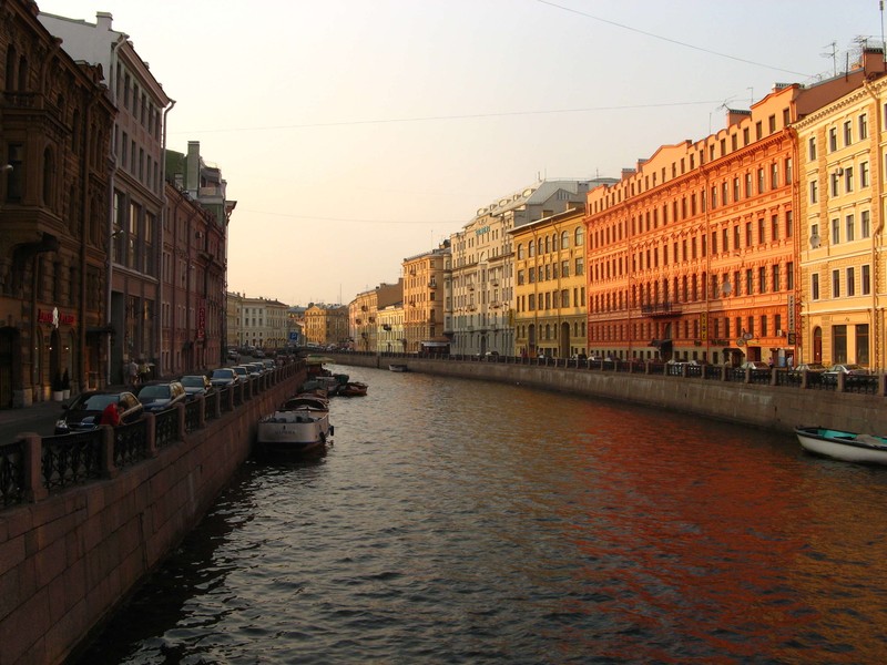 Здания вдоль реки в городе с лодками на воде (санкт петербург, saint petersburg, канал, водный путь, водоем)