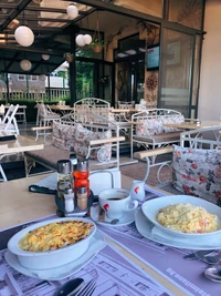 Deliciosa refeição de café da manhã em um ambiente externo aconchegante