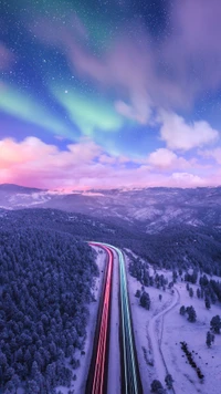 Camino iluminado por estrellas a través de la naturaleza salvaje de Alaska al anochecer