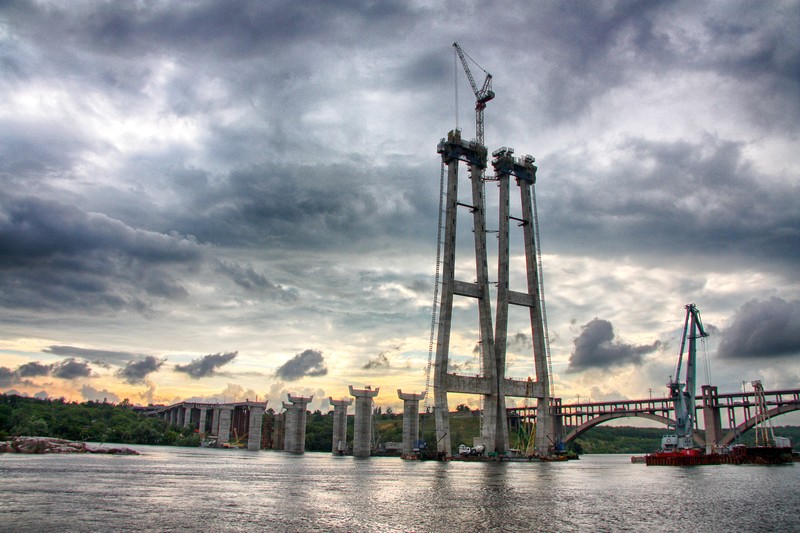 Арабский мост с краном и лодкой на воде (облако, достопримечательность, туризм, облачные вычисления, энергия)