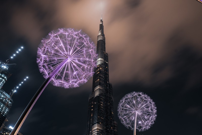 Фиолетовые фейерверки на небе над высоким зданием с часовой башней (burj khalifa, объединенные арабские эмираты, дубай, dubai, небоскреб)