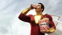 Shazam : Geste héroïque avec du pop-corn et une boisson