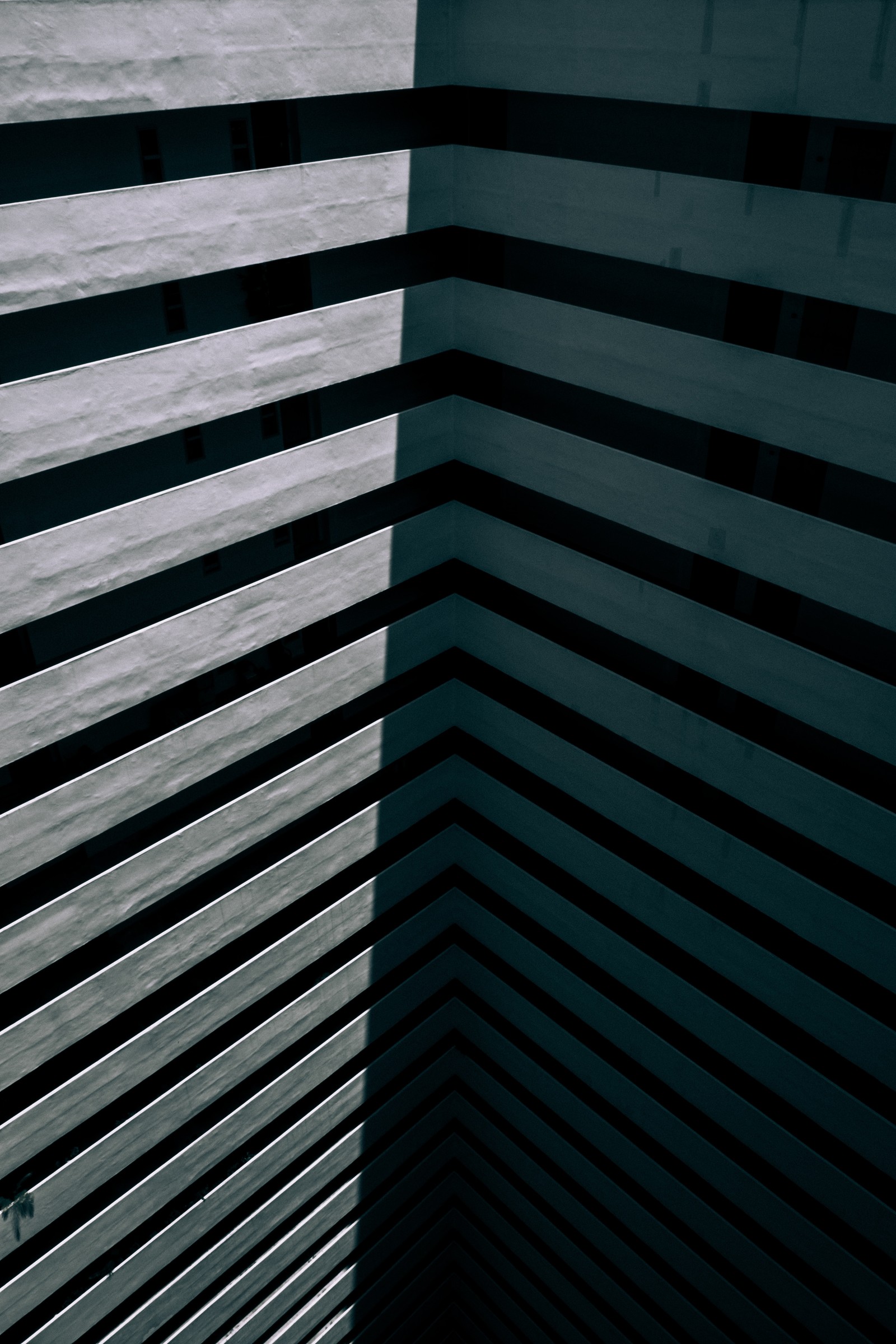 Una foto en blanco y negro de un edificio con un reloj (edificio, arquitectura, azul, verde, línea)