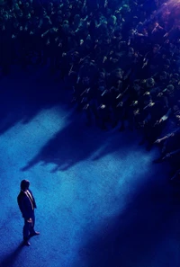 Póster de película lleno de acción con un héroe enfrentándose a una multitud emocionante