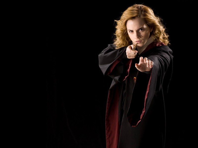 Гарри поттер указывает на камеру на черном фоне (гермиона грейнджер, hermione granger, emma уотсон, emma watson, гарри поттер)