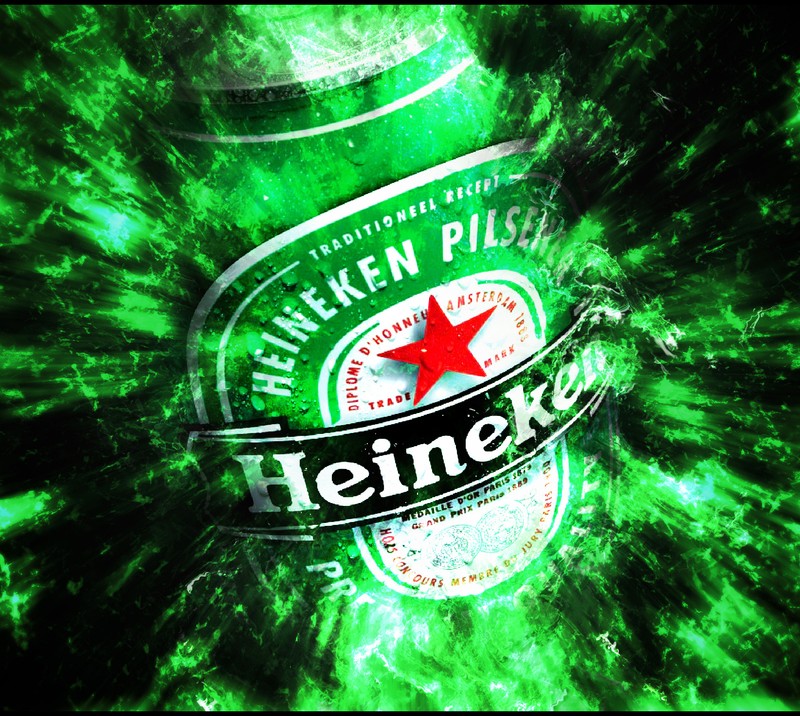 Близкий план бутылки пива хайнекен на зеленом фоне (пиво, хайникен, heineken)