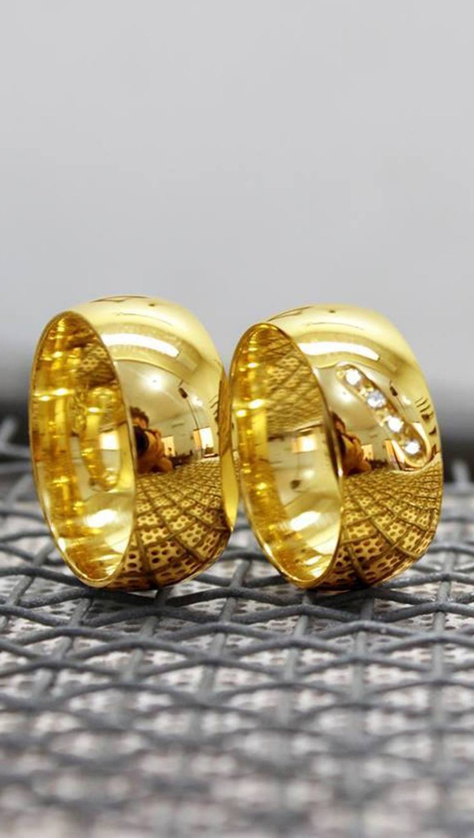 Nahaufnahme eines paares von goldenen ringen auf einem tisch (gold, liebe, ringe)