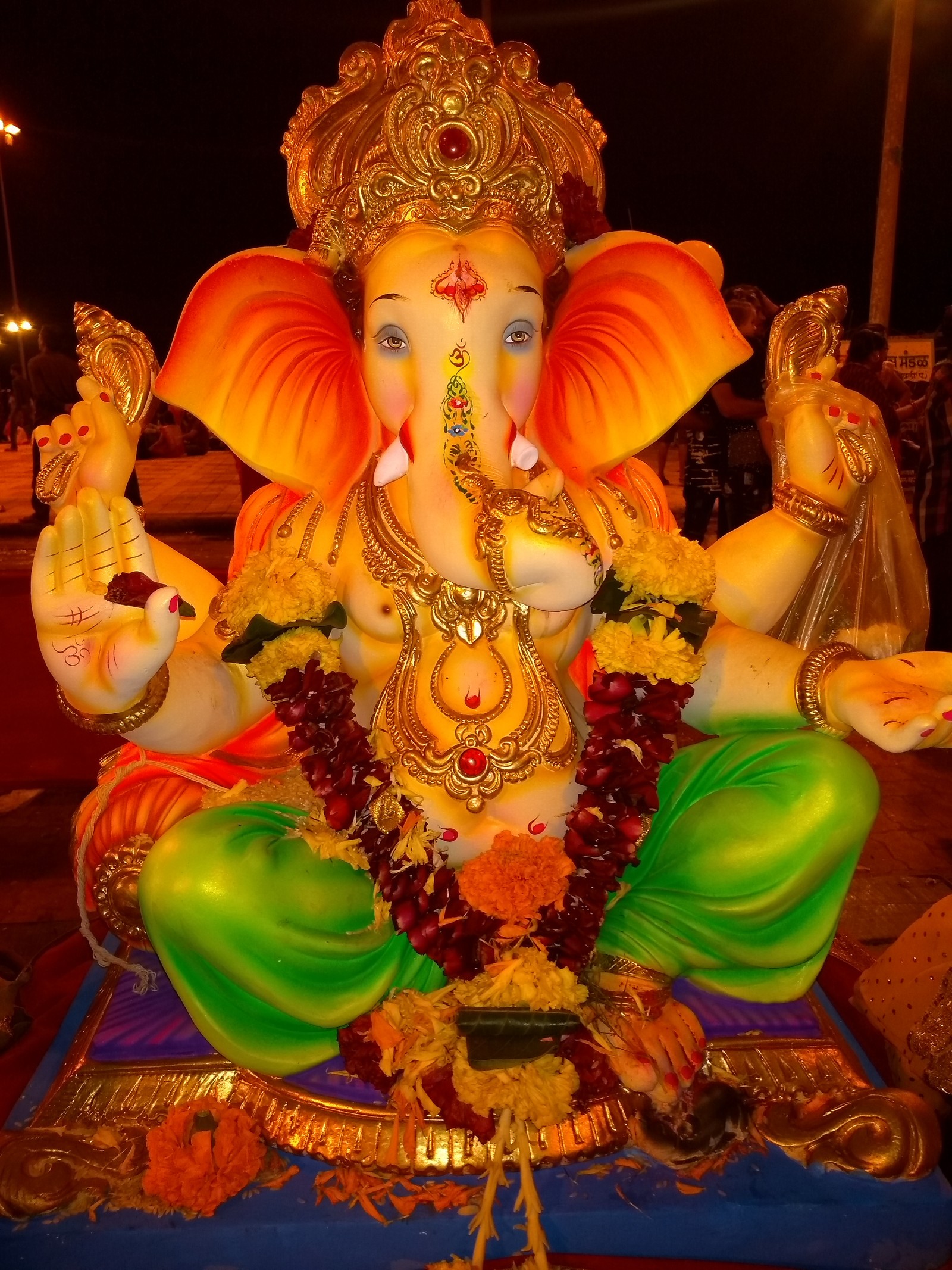 Eine panorama-statue von ganesha auf einem blauen tablett (meine liebe, mein leben, liebe, gott)