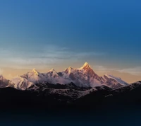 Majestätische schneebedeckte Gipfel gegen einen lebhaften Himmel