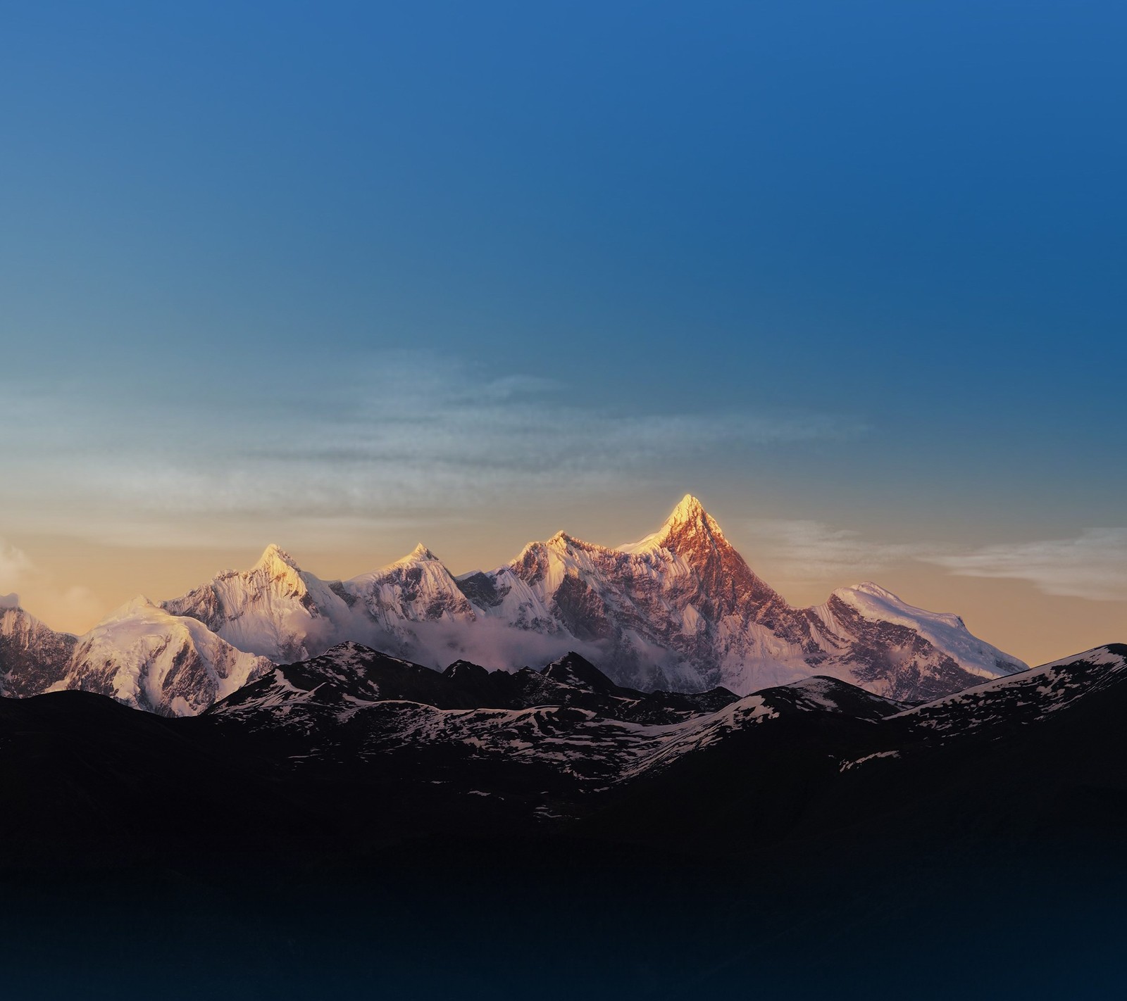 Ein gebirgszug mit schneebedeckten gipfeln und klarem blauen himmel (schön, landscape 2)