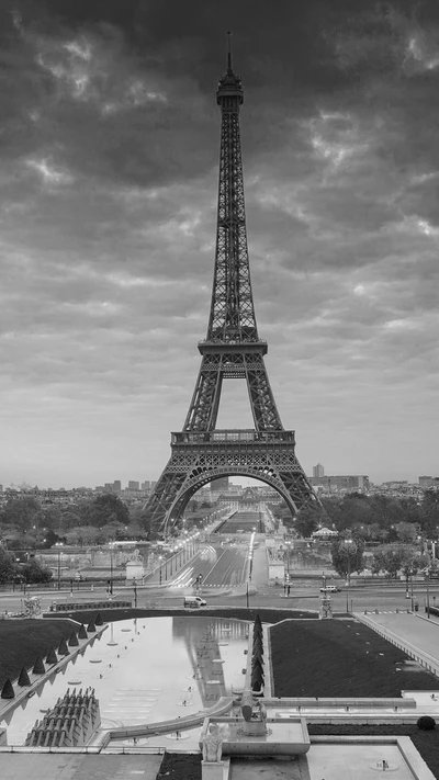 Majestuosa Torre Eiffel en medio de un dramático cielo parisino