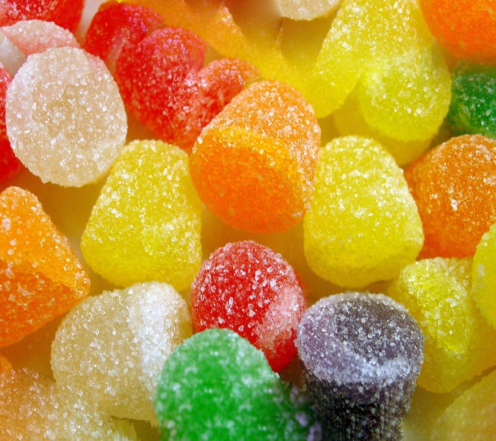 Nahaufnahme einer menge gummibärchen mit viel zucker (süßigkeiten, farben, gumdrops)