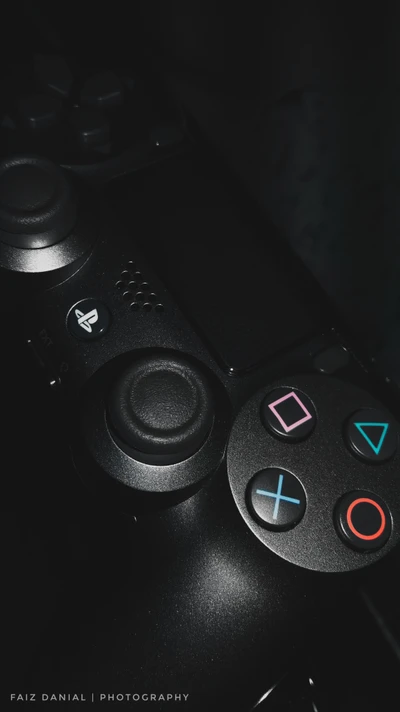 PlayStation-Controller im dramatischen Licht