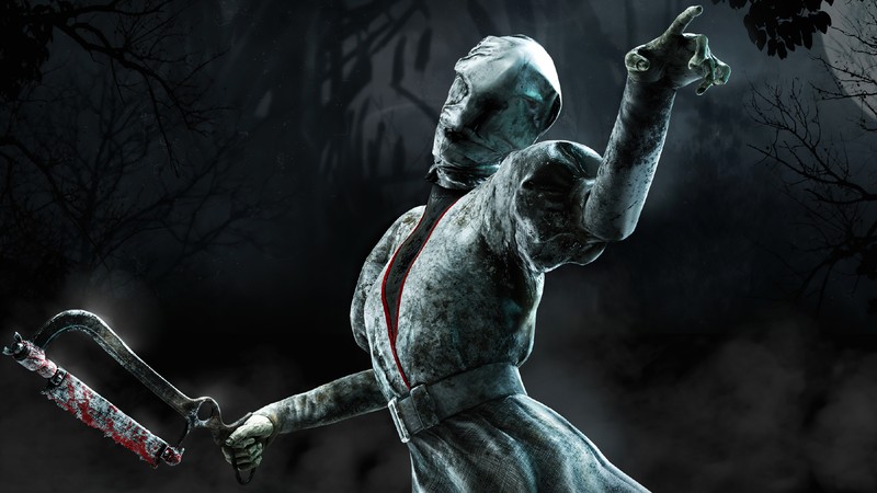 Крупный план человека, держащего бензопилу в темном лесу (медсестра, dead by daylight, видеоигра)