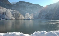 Lago glacial sereno cercado por montanhas cobertas de neve na Alemanha