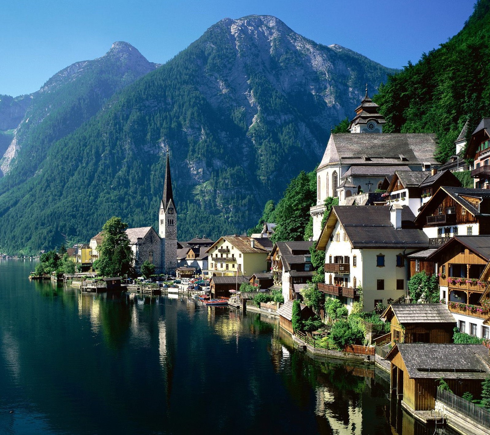 Vista aérea de una ciudad en un lago con montañas de fondo (austria, europa, lago, paisaje)