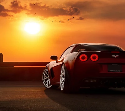 Roter Corvette vor einem Sonnenuntergangshorizont