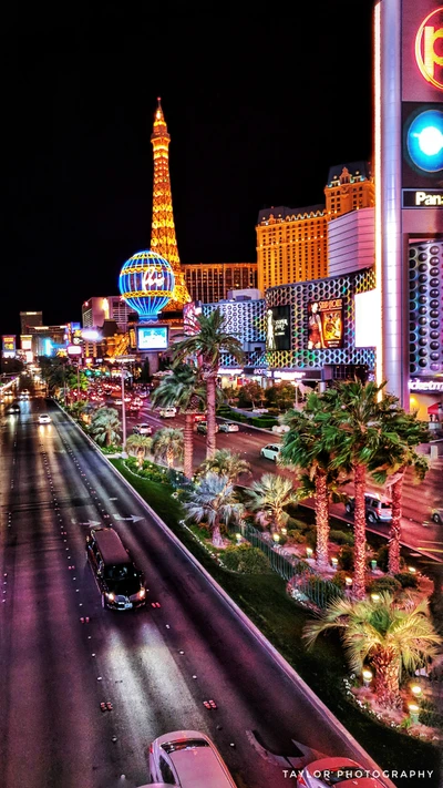 Noches vibrantes en Vegas: Strip iluminado y horizonte icónico