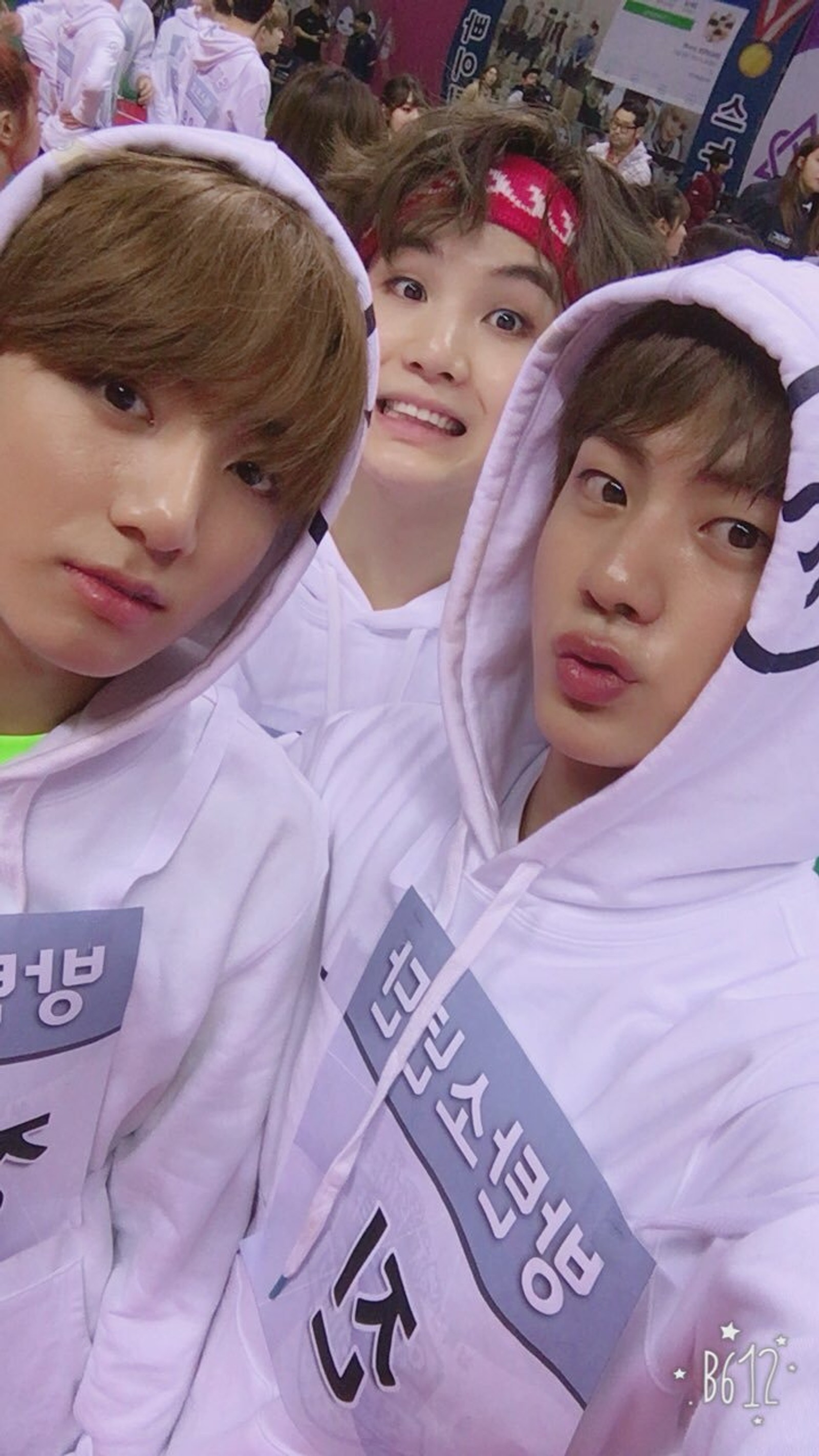 Deux jeunes hommes en sweats à capuche blancs posant pour une photo (jin, jk, suga)