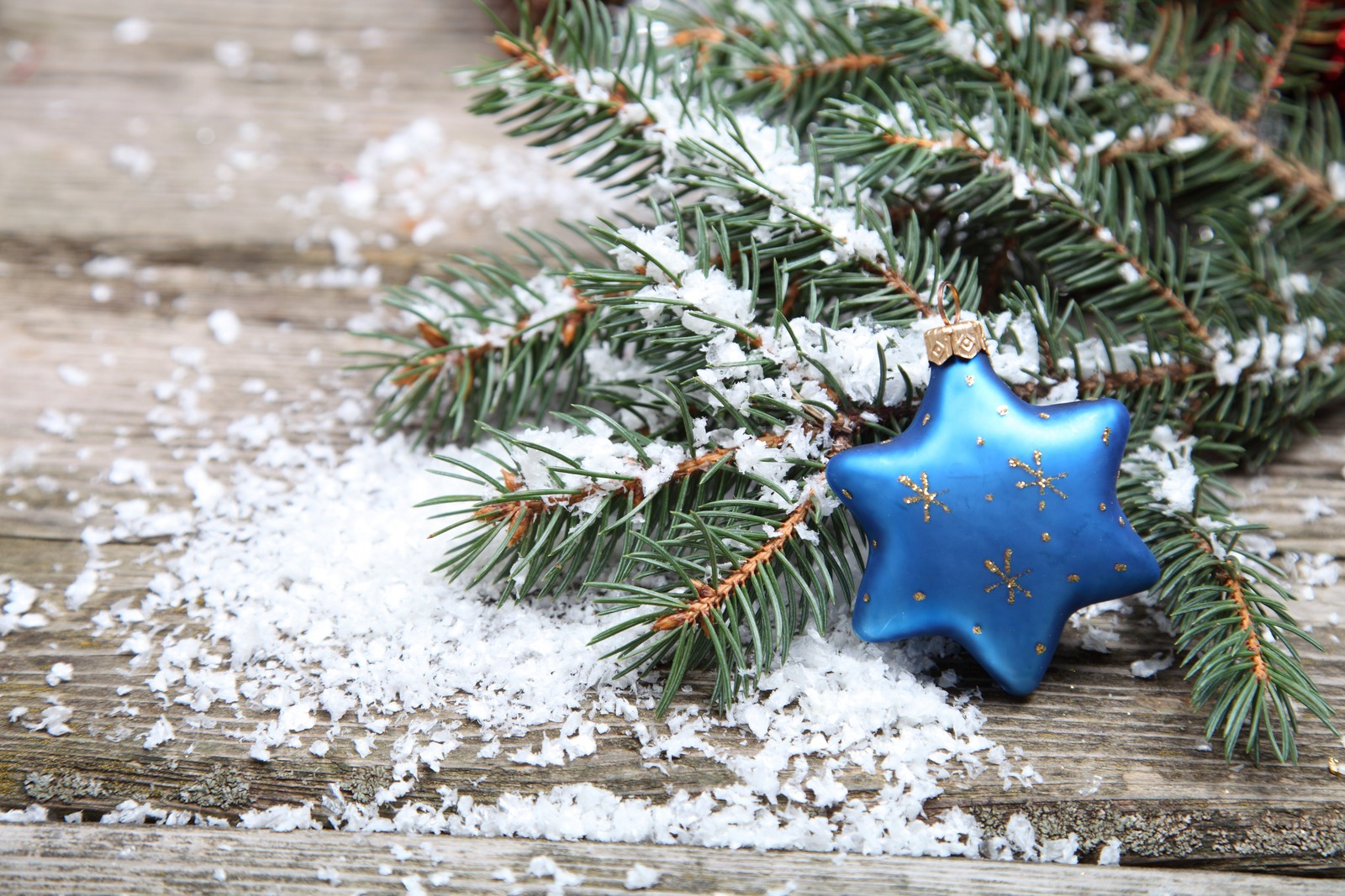 Ornamento de estrela azul em uma mesa coberta de neve (dia de natal, ano novo, árvore, abeto, ornamento de natal)