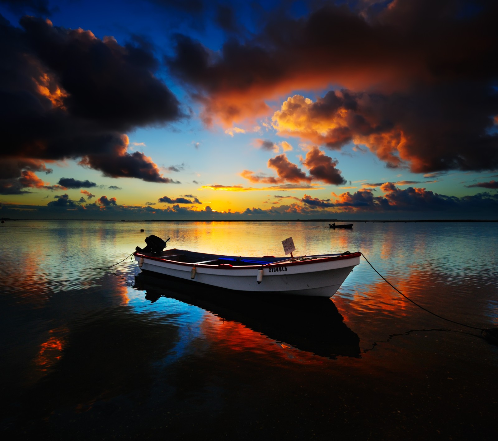 Ein boot sitzt im wasser bei sonnenuntergang. (allein, boot, klasse, abend, see)