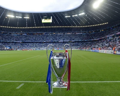 Troféu da Liga dos Campeões na Allianz Arena durante um jogo do FC Bayern