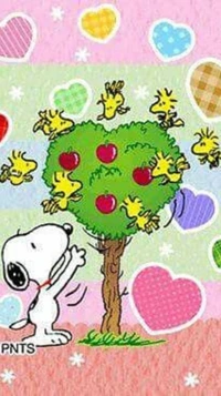 Snoopy e Woodstock celebram a amizade ao redor de uma árvore em forma de coração