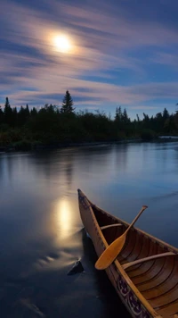 Canoagem à luz da lua em um lago sereno