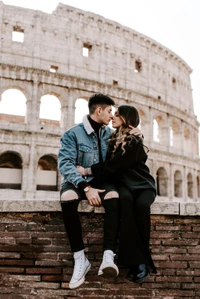 Momento romántico en el Coliseo: una pareja elegante abrazando el amor en medio de una arquitectura atemporal