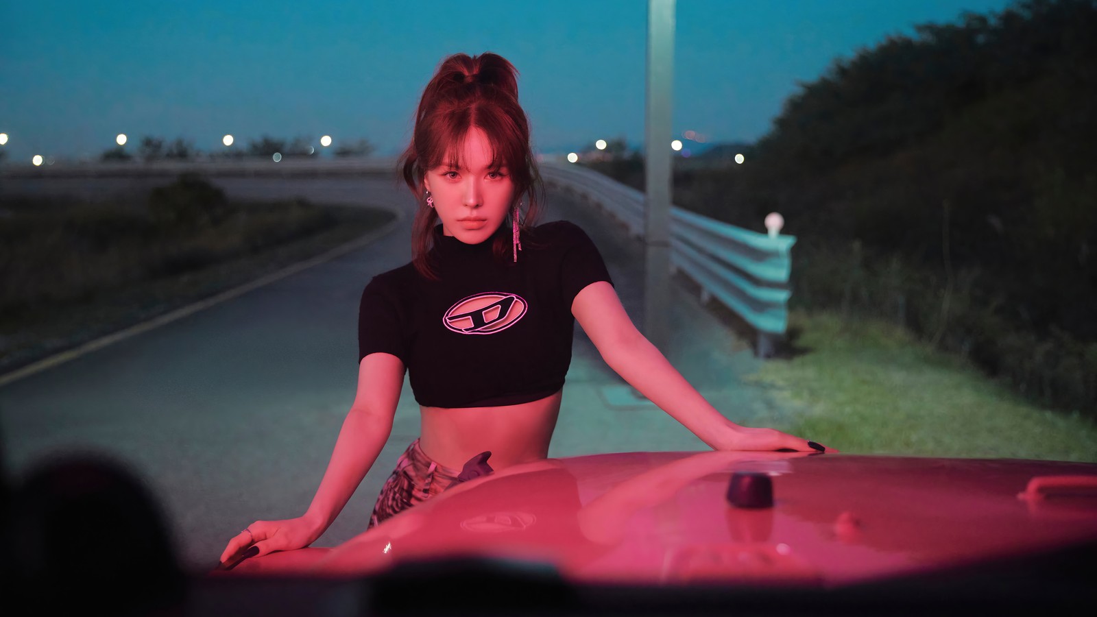 Изображение женщины, leaning on a car with a pink light (wendy, венди, 웬디, son seung wan, 손승완)