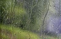 Gotas de lluvia en vidrio: una vista texturizada de la humedad de la naturaleza