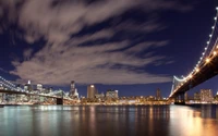 Étonnante skyline nocturne du pont de Brooklyn reflétée dans l'eau