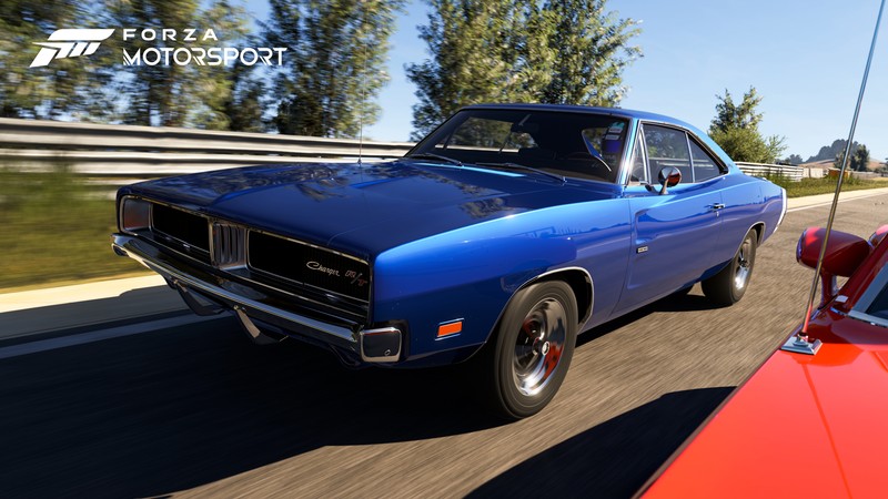 Синий автомобиль едет по дороге рядом с красным автомобилем (forza motorsport, dodge challenger rt, игры 2023, forza motorsport 8, xbox series x и series s)