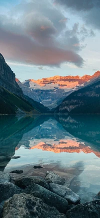 Reflexões serenas do Lago Louise em meio a majestosas montanhas