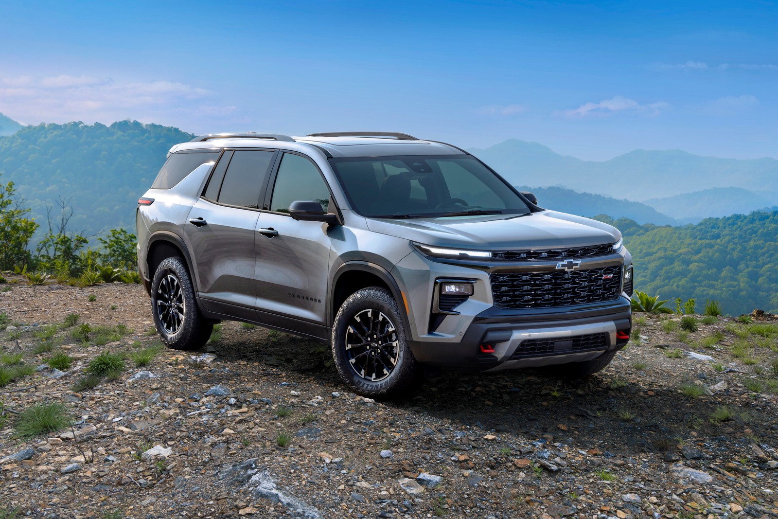 Серебристый chevrolet blazer 2021 припаркован на скалистом горе (chevrolet traverse z71, 2024, внедорожник, 5k, машины)