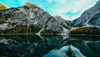 Montañas majestuosas reflejándose en un lago sereno