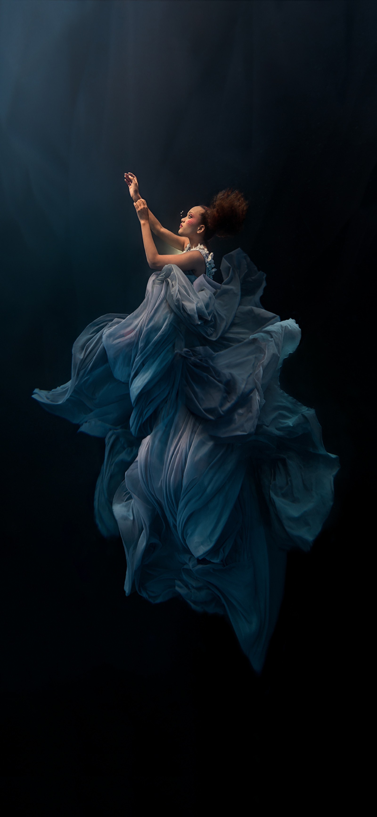 Vue aérienne d'une femme en robe bleue flottant dans l'eau (huawei, huawei honor 20, huawei mate 20 pro, smartphone, art)