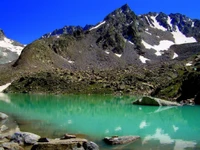 Serener Gletschersee, der majestätische Berge widerspiegelt