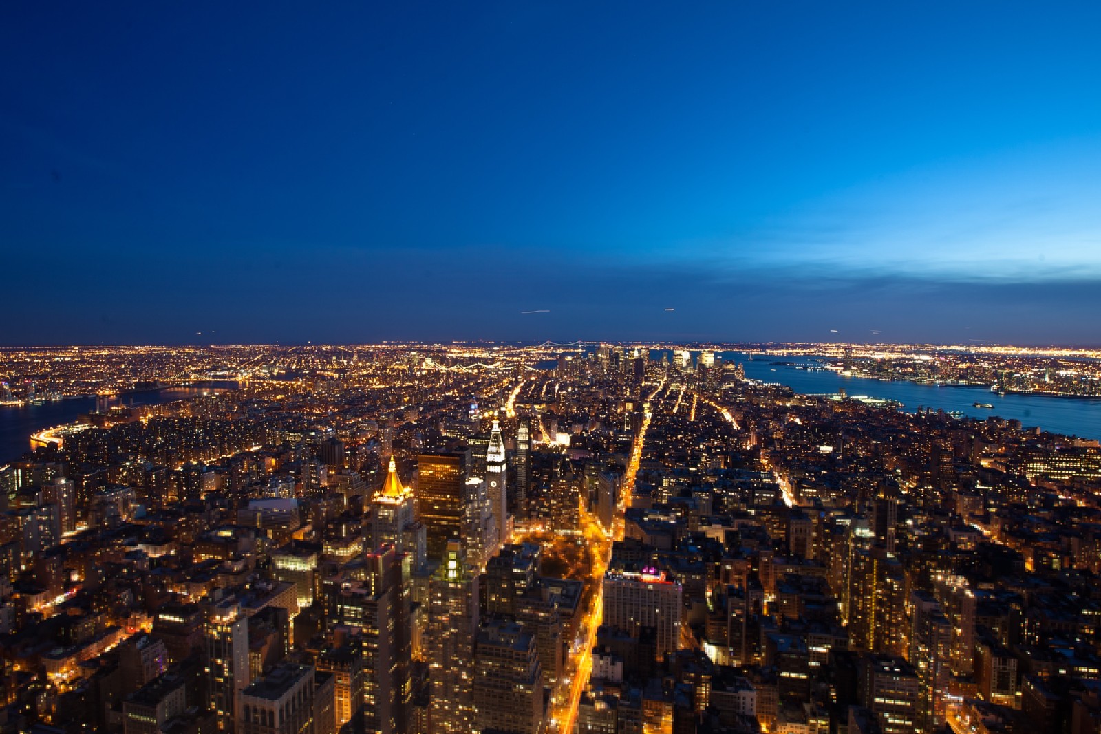 Una vista del horizonte de la ciudad por la noche desde la cima del edificio empire (nueva york, new york city, ciudad, paisaje urbano, área urbana)