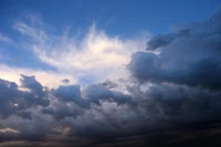 Paysage nuageux dramatique au crépuscule avec un mélange de lumière et d'ombre