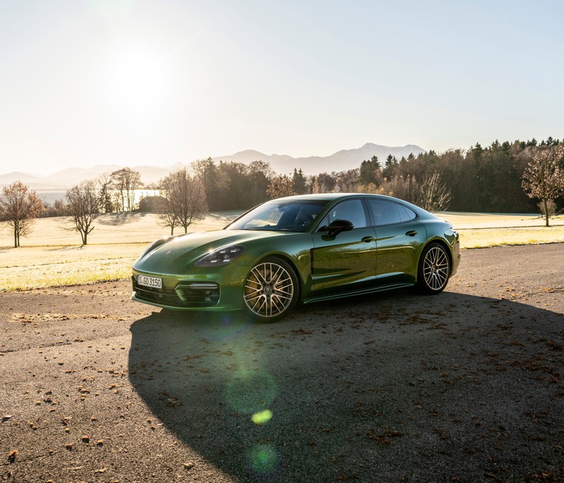 Крупный план зеленого спортивного автомобиля, припаркованного на дороге (porsche panamera 4s, 2021, 5k, машины, обои 4k)