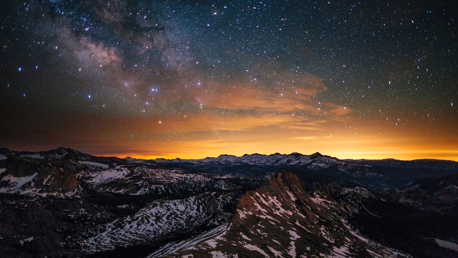 Uma vista da via láctea e das estrelas acima das montanhas (montanha, por do sol, cenário)