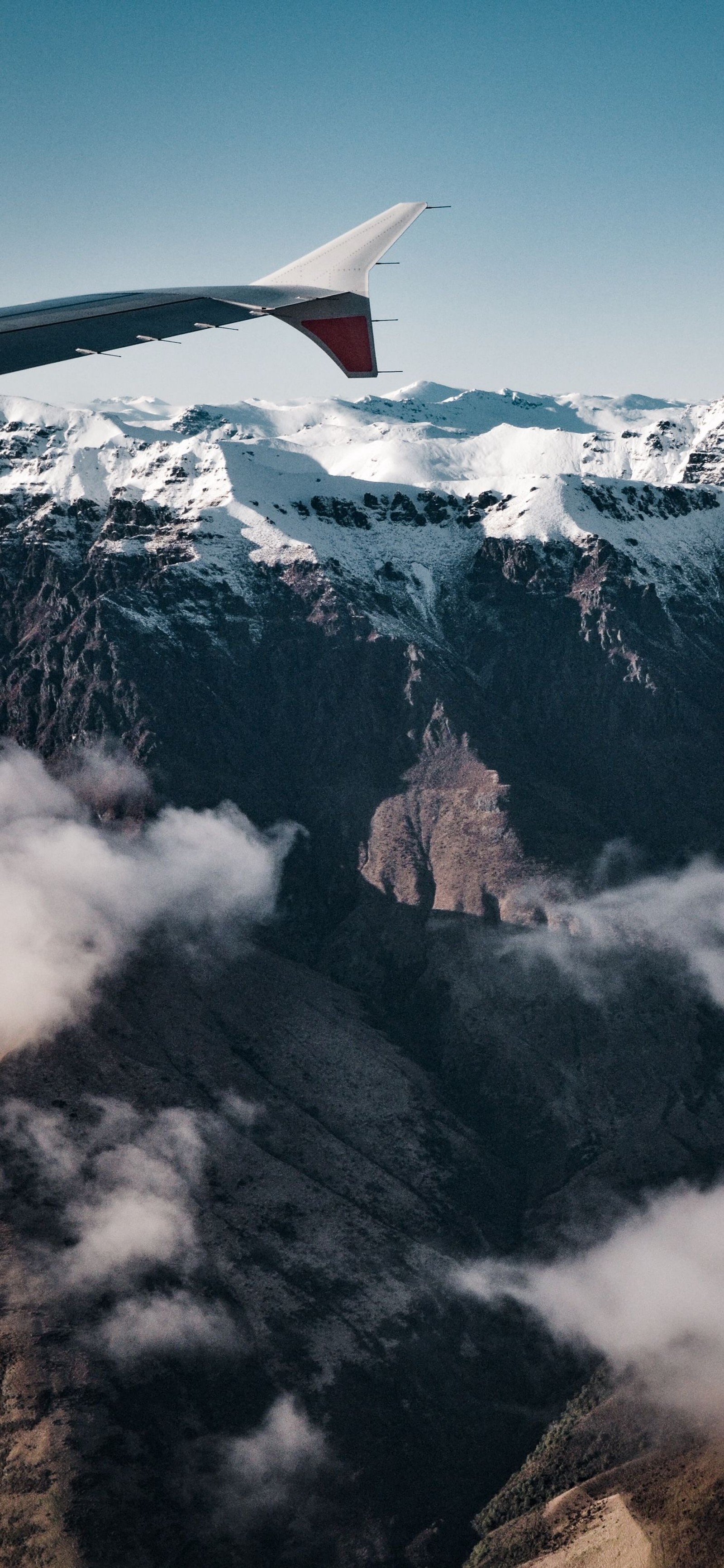 Vista aérea de uma cadeia montanhosa com uma asa de avião (aeronave, voo, montanha, natureza, asa)