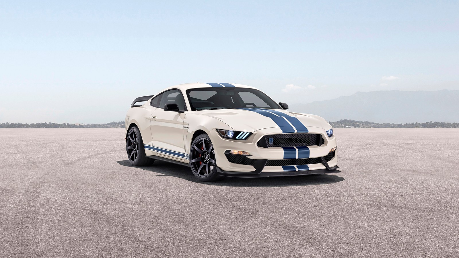 Um close de um mustang branco com uma faixa azul na frente (ford mustang shelby gt350, edição de herança, 2020, 5k, carros)