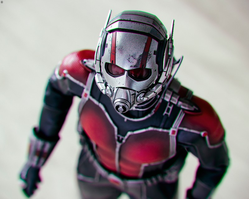 Крупный план игрушечной фигурки человека в костюме (человек муравей, ant man, шлем, фигурка персонажа, красный)